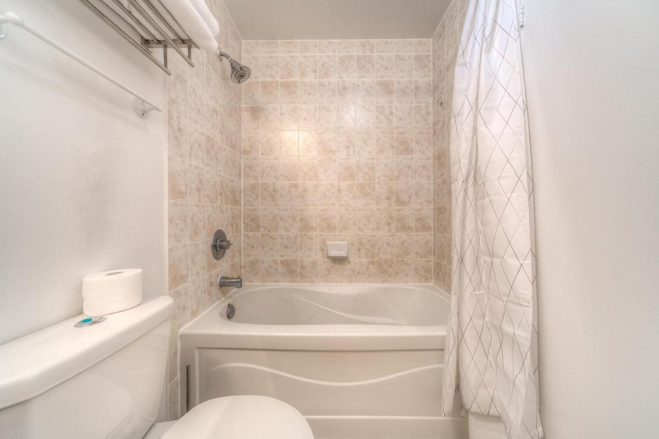 Stylish Newly Furnished Condo With Beautiful Lake View Toronto Esterno foto