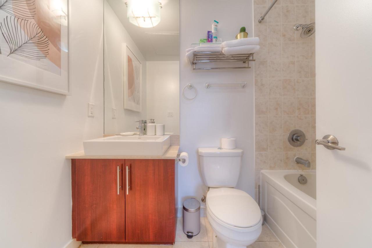 Stylish Newly Furnished Condo With Beautiful Lake View Toronto Esterno foto